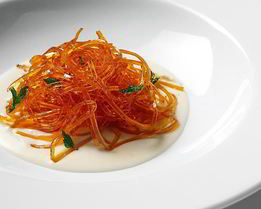 Яичные спагетти с чесночным кремом