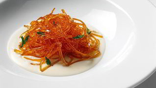 Яичные спагетти с чесночным кремом