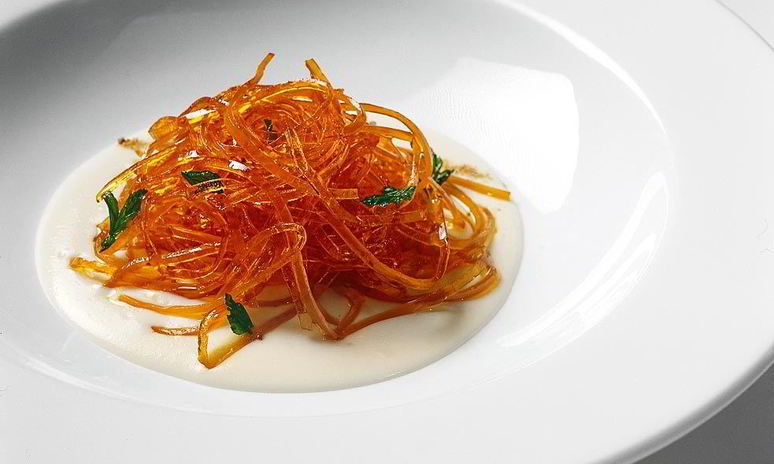 Рецепт яичных спагетти с чесночным кремом