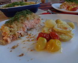 Лососевый крамбль под сметанно-укропным соусом