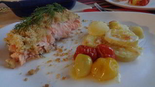 Лососевый крамбль под сметанно-укропным соусом