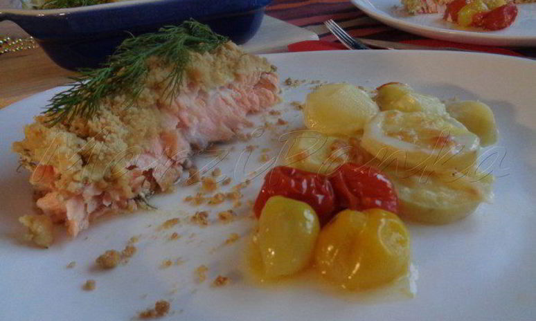 Рецепт лососевого крамбля под сметанно-укропным соусом