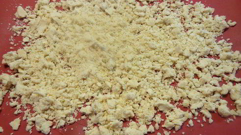 лососевый крамбль под сметанно-укропным соусом