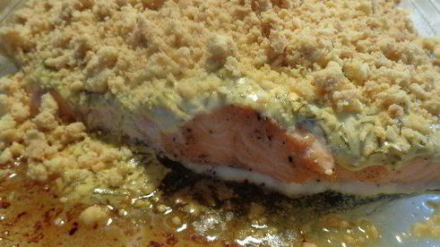 лососевый крамбль под сметанно-укропным соусом