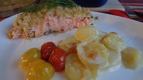 лососевый крамбль под сметанно-укропным соусом