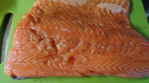 лососевый крамбль под сметанно-укропным соусом