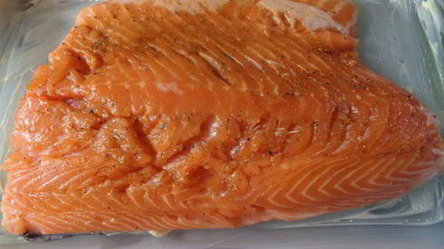 лососевый крамбль под сметанно-укропным соусом