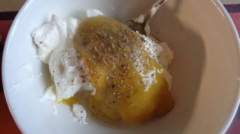 лососевый крамбль под сметанно-укропным соусом