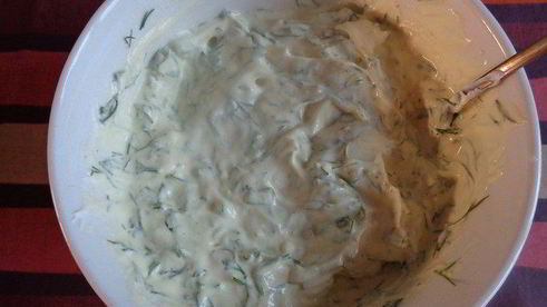 лососевый крамбль под сметанно-укропным соусом