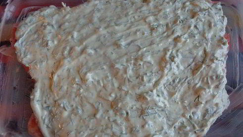 лососевый крамбль под сметанно-укропным соусом