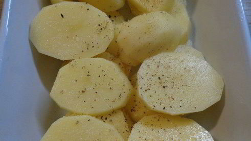 лососевый крамбль под сметанно-укропным соусом