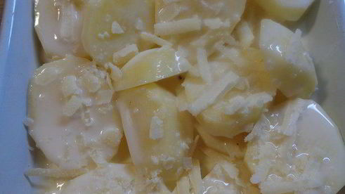 лососевый крамбль под сметанно-укропным соусом