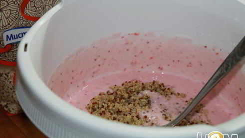 домашнее йогуртовое мороженое с клубникой и киноа