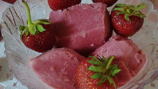 Домашнее мороженое из ягод и йогурта