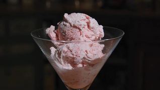 Клубничное мороженое с базиликом