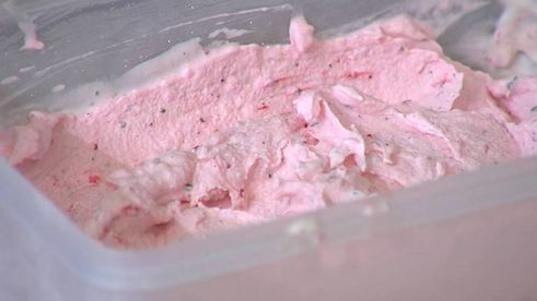 клубничное мороженое с базиликом