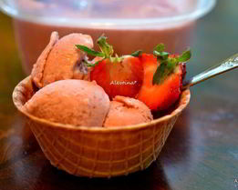 Клубничное мороженое с коричневым сахаром