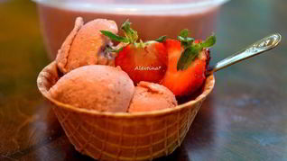 Клубничное мороженое с коричневым сахаром