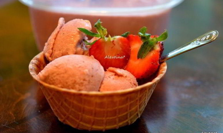 Рецепт клубничного мороженого с коричневым сахаром
