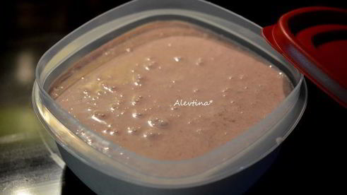 клубничное мороженое с коричневым сахаром