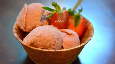 клубничное мороженое с коричневым сахаром