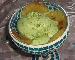 Мороженое из авокадо с жареным ананасом