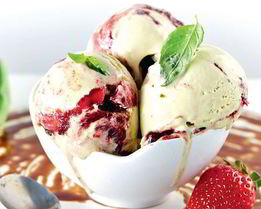 Мороженое из базилика с клубнично-бальзамиковым соусом