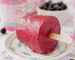 Мороженое из черной смородины и йогурта