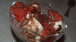 Мороженое с грейпфрутом и шоколадным соусом