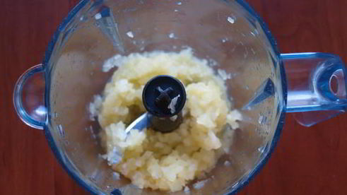 мороженое с грейпфрутом и шоколадным соусом