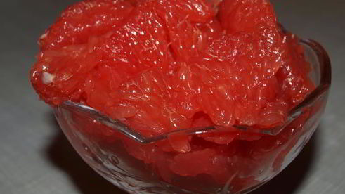 мороженое с грейпфрутом и шоколадным соусом