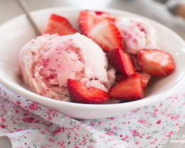 Мороженое с клубникой