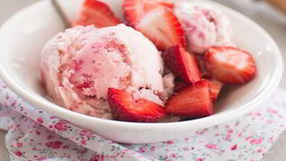 Мороженое с клубникой