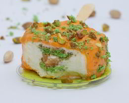 Мороженое с кокосово-фисташковой прослойкой и сорбетом из маракуйи