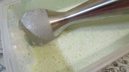 мятное мороженое с кусочками шоколада