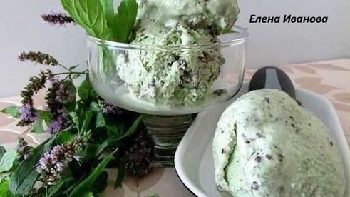 мятное мороженое с кусочками шоколада