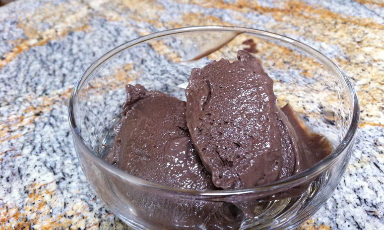 Рецепт шоколадного мороженого с авокадо