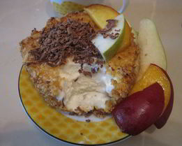 Жареное мороженое с шоколадом, грушей и персиком