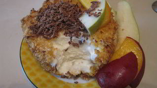 Жареное мороженое с шоколадом, грушей и персиком