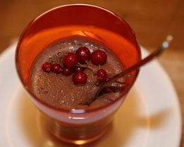 Шоколадный мусс с красной смородиной