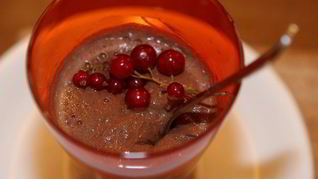 Шоколадный мусс с красной смородиной