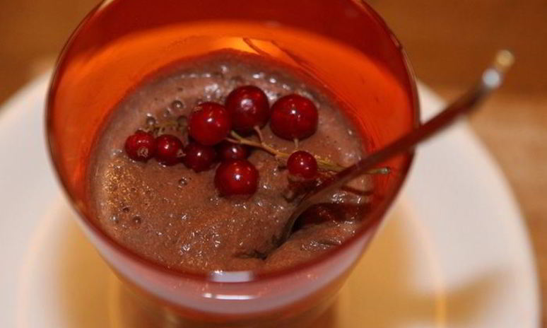 Рецепт шоколадного мусса с красной смородиной