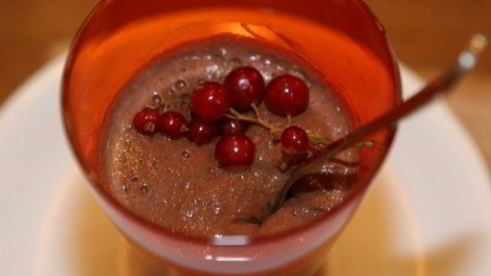 шоколадный мусс с красной смородиной