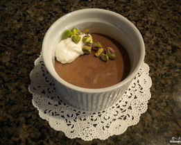 Шоколадный мусс с кремом и фисташками