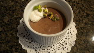 Шоколадный мусс с кремом и фисташками