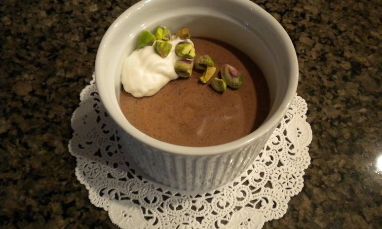 Рецепт шоколадного мусса с кремом и фисташками