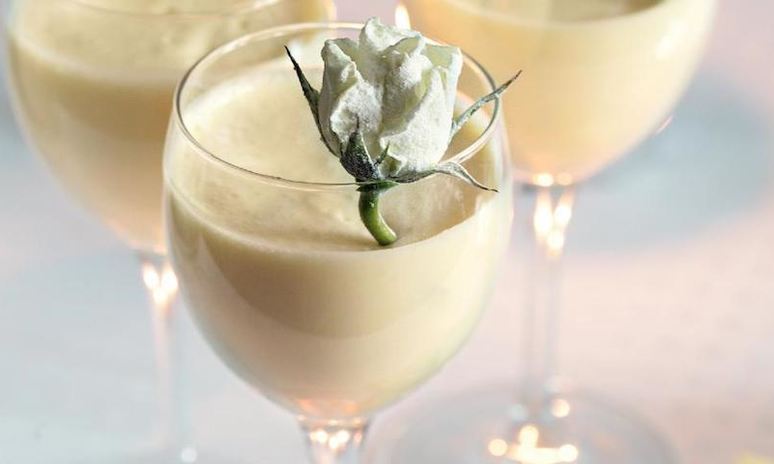 Рецепт шоколадныев мусс с засахаренными розами