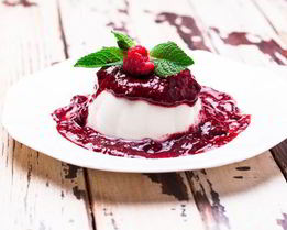 Ванильный мусс с малиновым соусом