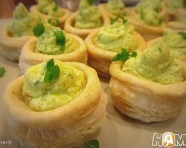 Волованы с муссом из масла, икры и петрушки