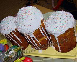 Пасхальный кулич с изюмом и глазурью